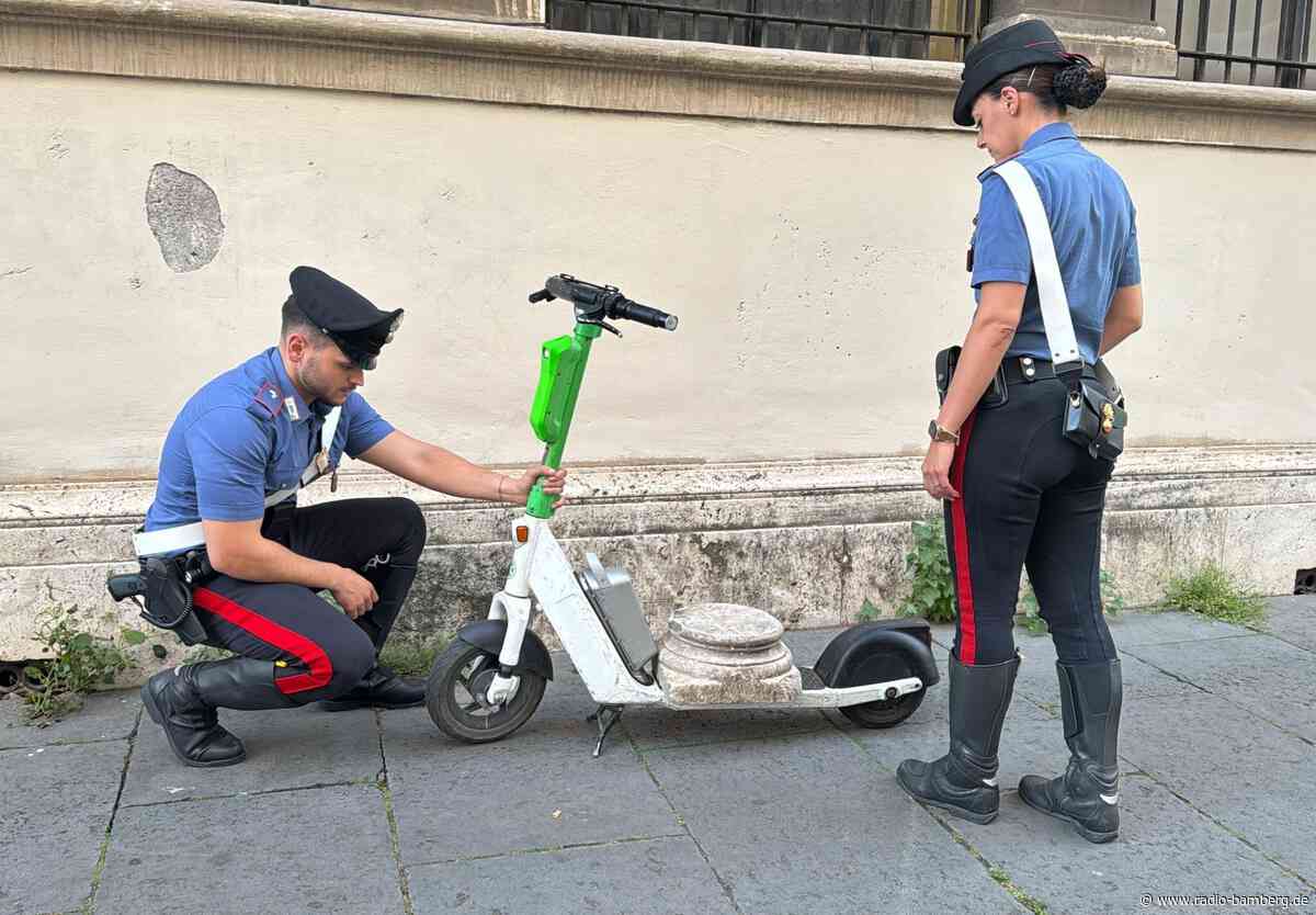 Deutscher fährt antiken Säulensockel auf E-Roller durch Rom