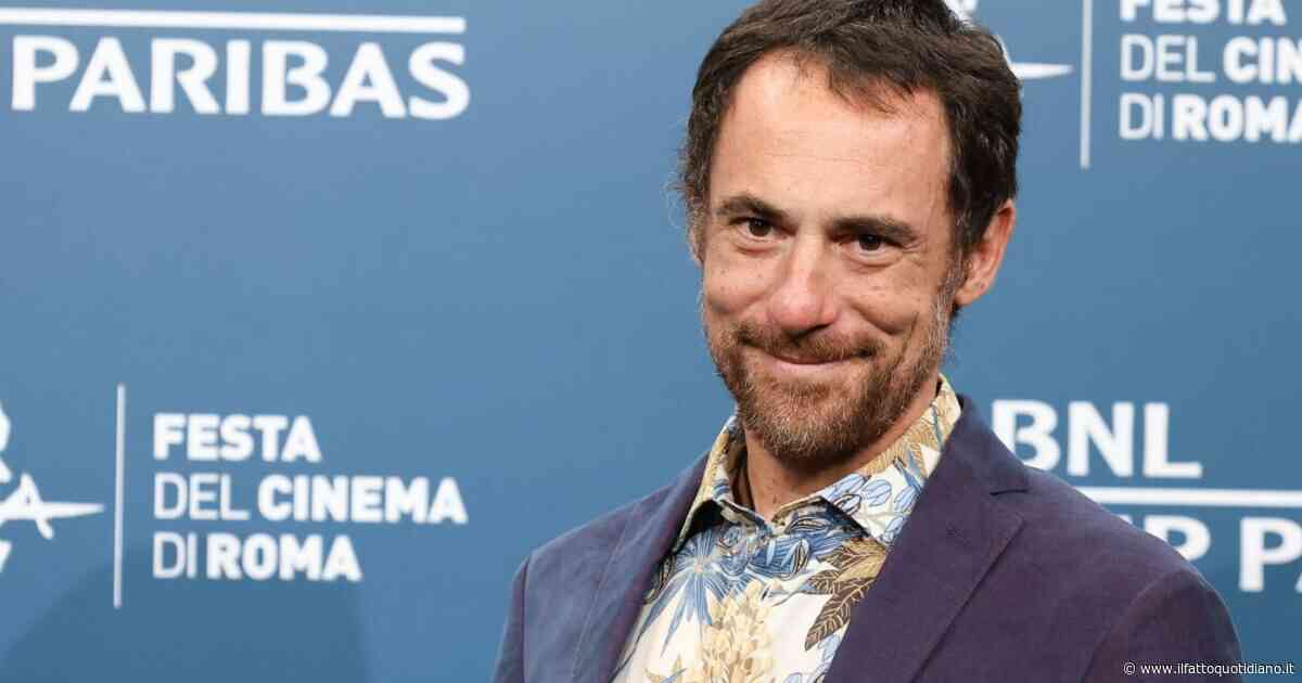 “Ministri giurano sulla Costituzione ma spesso non ci credono. Il premierato? Ne parlavano i golpisti, m’inquieta che ne parlino oggi certi politici”: la stoccata di Elio Germano