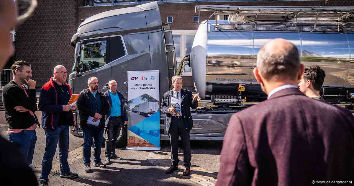 Slapen op de vluchtstrook door overvolle parkeerplaatsen: chauffeurs vragen aandacht voor ‘onmenselijke’ situatie