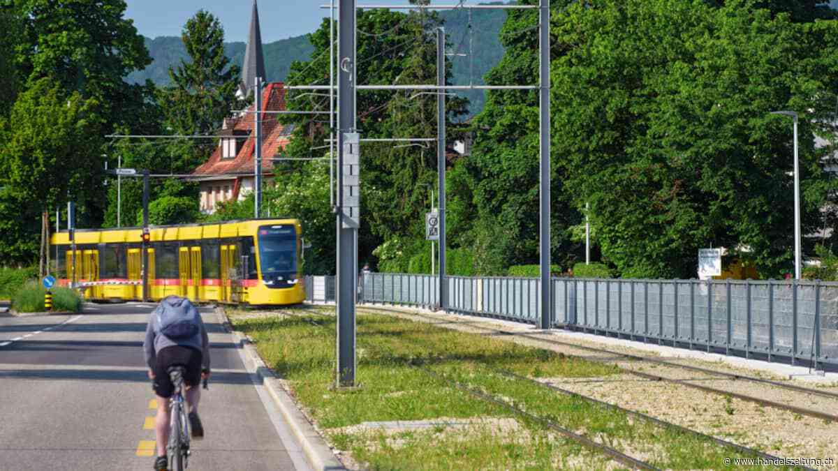 Baselbieter Tramlinie erhält 1 Kilometer langen Solarzaun