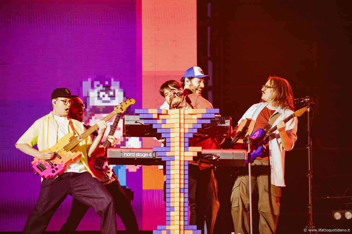 Pinguini Tattici Nucleari show a Milano: effetti speciali con colpi di cannone, l’AI, il finale da Grande Fratello e la commozione per Giulia Tramontano