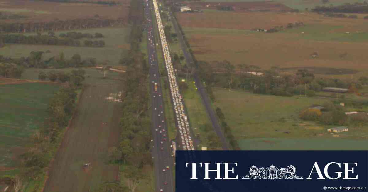 Two-hour delays after 11-vehicle smash closes Princes Freeway