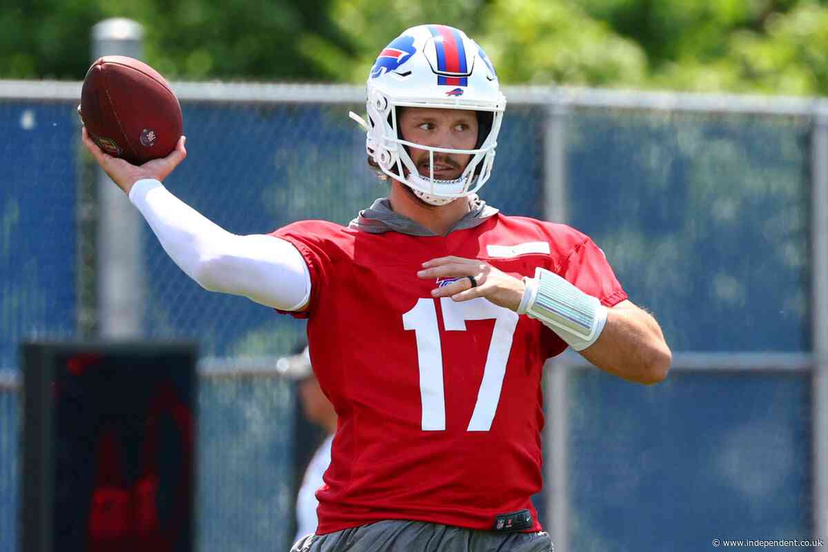 Bills quarterback Josh Allen shows off new ring following marriage to actor Hailee Steinfeld