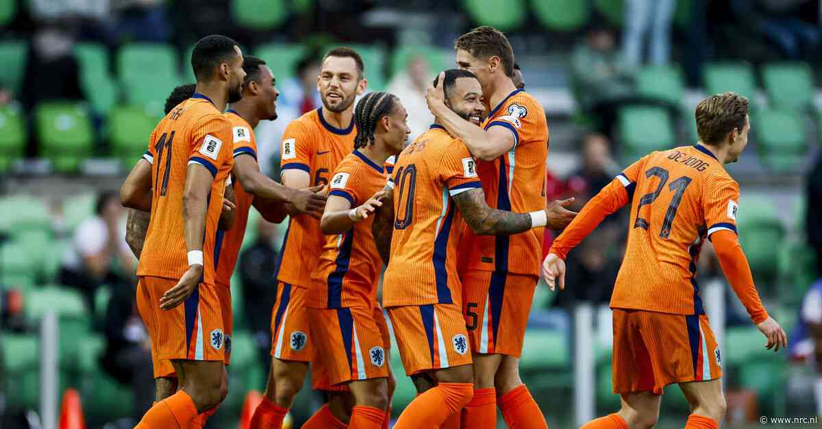 Nadat Depay zijn vijftigste interlanddoelpunt maakt, hijst ploeggenoot Gakpo hem als een trofee omhoog