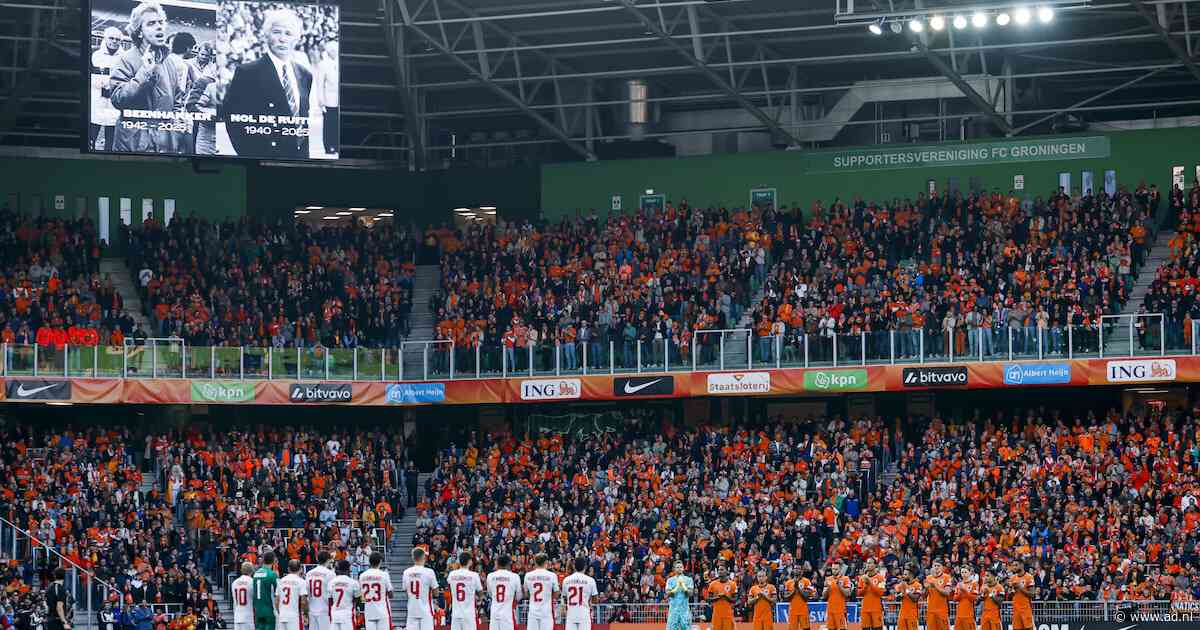 Oranje herdenkt overleden Leo Beenhakker en Nol de Ruiter met applaus in Euroborg