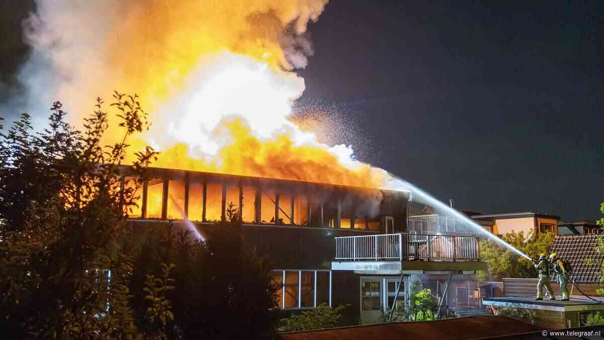 Grote brand in loods en huis in Noord-Hollandse Rijsenhout