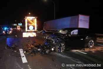 Bestuurder dommelt in achter stuur en crasht op botsabsorbeerder op E17
