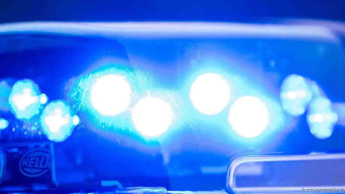 Mann aus Kreis Altötting stellt Auto zum Telefonieren auf Parkplatz – dann ist die Schranke zu