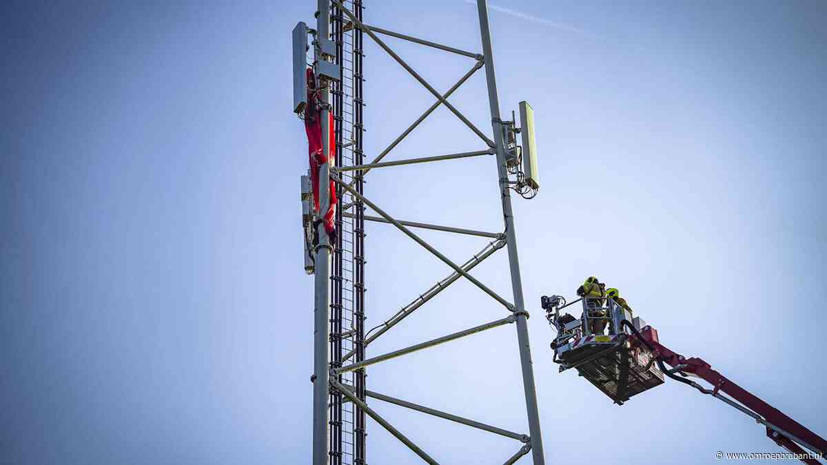 Basejumper raakt verstrikt in antennemast op 50 meter hoogte