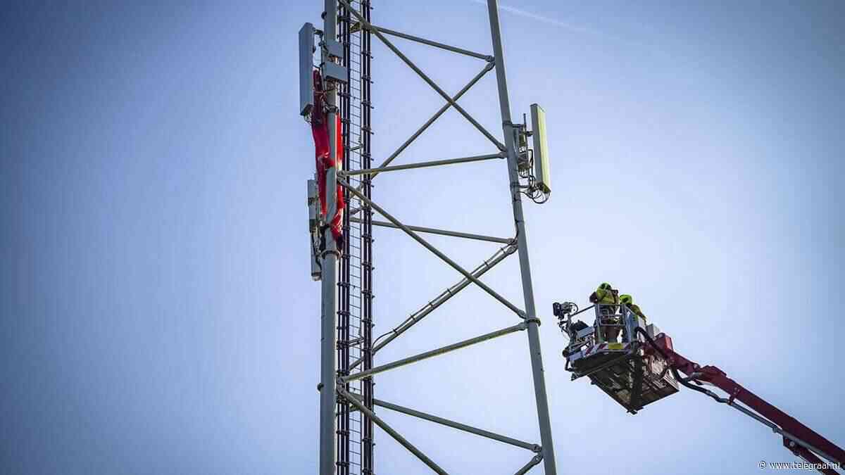 Parachutespringer zit vast in antennemast in Oss