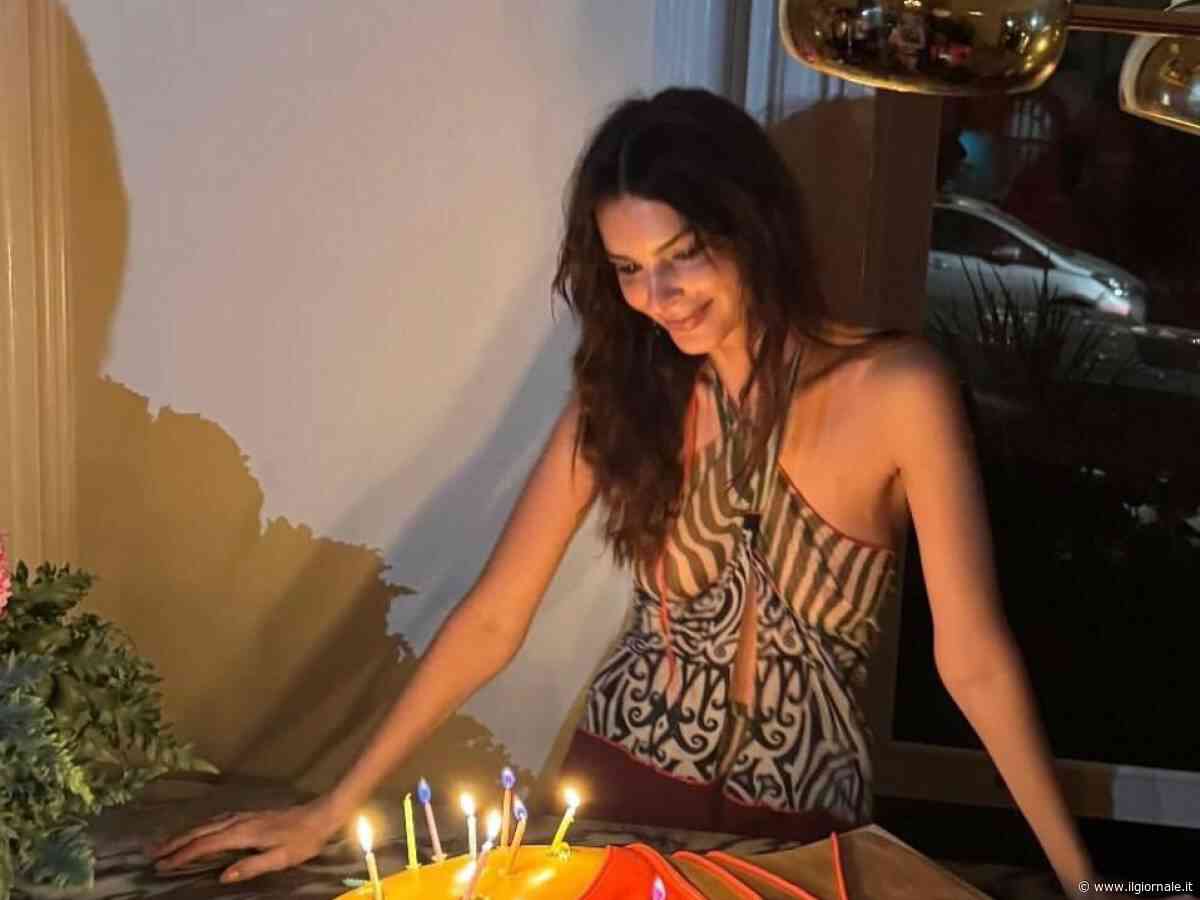 L'assurda torta di Emily Ratajkowski: cosa ha fatto scoppiare la polemica