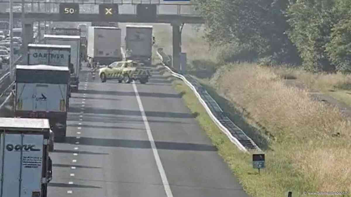 Verkeersdrukte door ongeluk vrachtwagens op A58