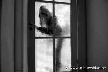 Dieven stelen cash geld en juwelen uit woning