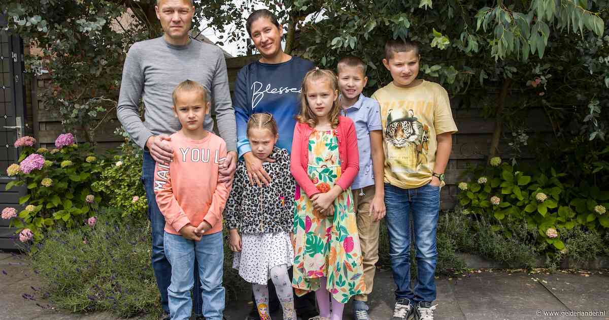 Astrid (42) geeft haar vijf kinderen geen mobiel: ‘Ik ben toch ook zonder smartphone opgegroeid?’
