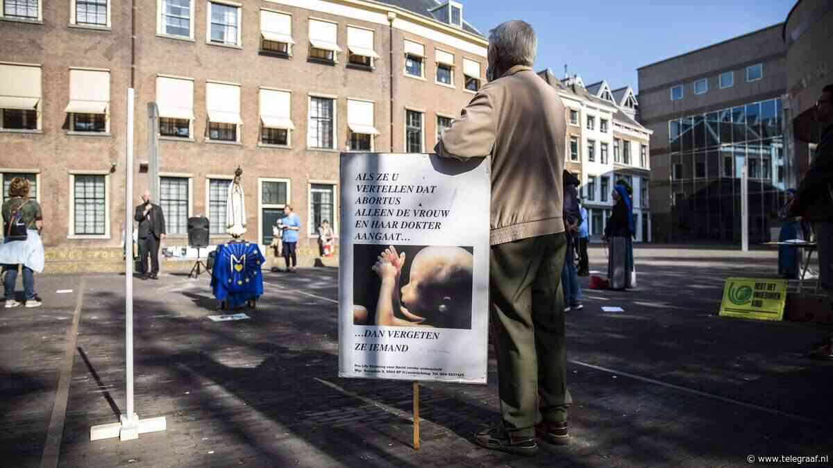 Praat mee: Vind je dat mensen pal voor een abortuskliniek mogen demonstreren? 