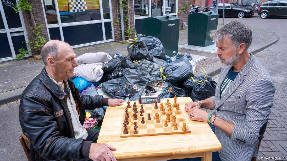 Evert moet deuren schaakclub na dertig jaar sluiten door stankoverlast: ’Nu gemeente Den Haag mat zetten’