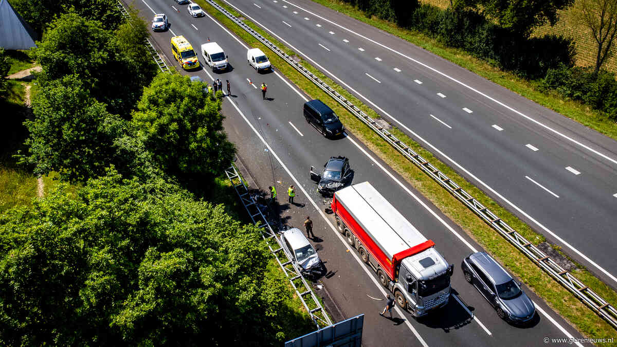 UPDATE: Twee gewonden bij ernstig ongeval, vrachtwagen verliest lading
