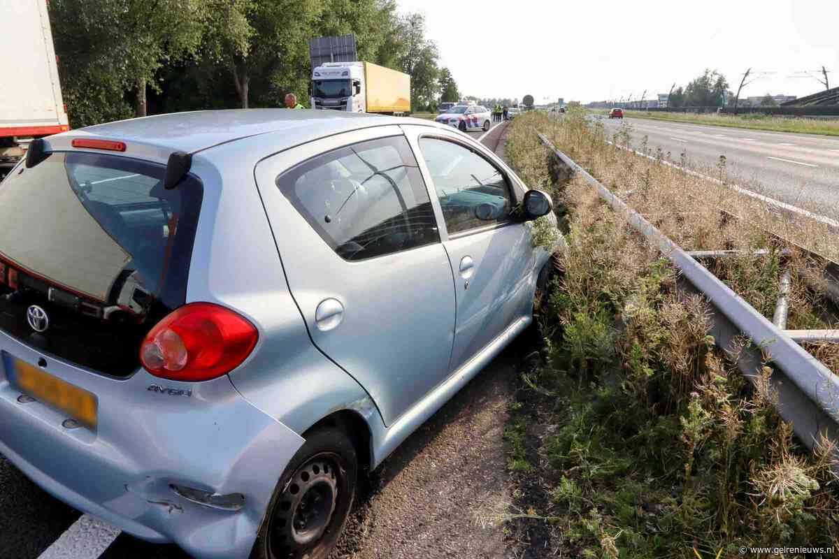 Auto raakt vangrail op snelweg, één persoon gewond