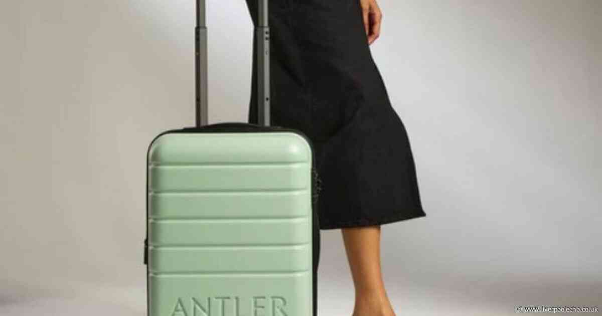 Shoppers 'thrilled to bits' with expandable Antler cabin case reduced by more than £50