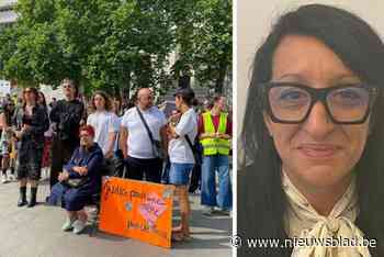 Honderden manifestanten protesteren aan justitiepaleis tegen politiegeweld: zaak rond Sourour (46), die omkwam in politiecel, uitgesteld