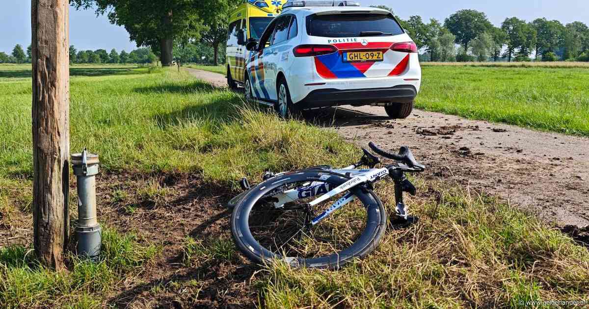 Wielrenster maakt onverwachts een smak op Achterhoeks boerenerf: ‘Draad over de weg voor overstekende koeien’