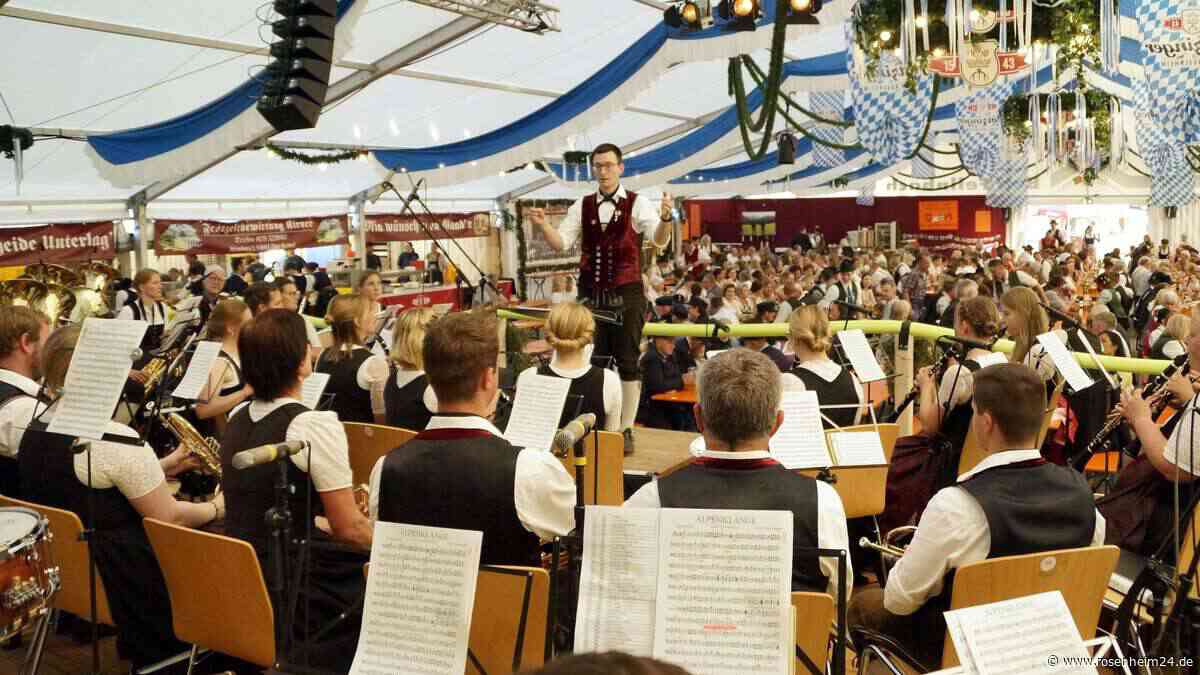 Am Sportplatz in Roßholzen wird im Zelt gefeiert: Bürgermeister Huber lässt das Bier fließen