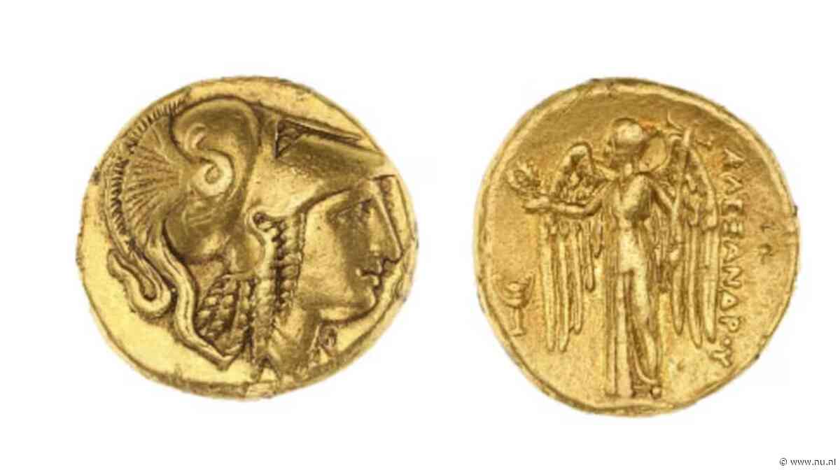 Verzameling munten die was verstopt in muur van Frans huis levert miljoenen op