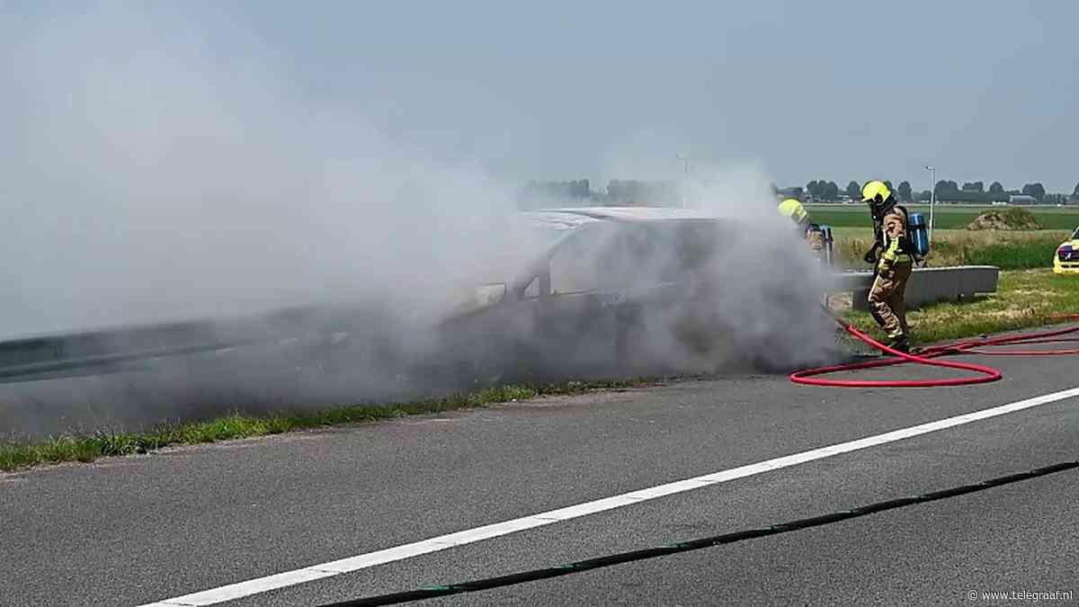 Chaos op de A5: bestelbus in brand gevlogen