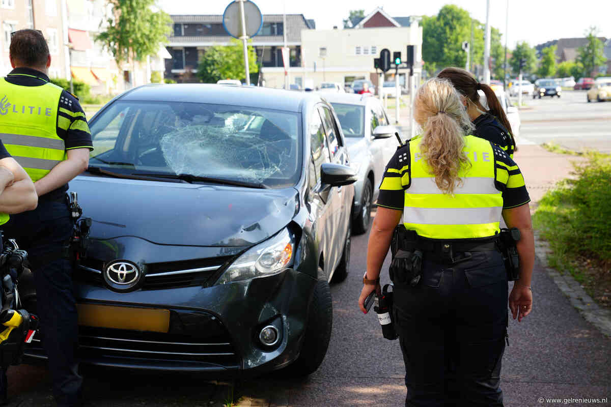 Fietser gewond na aanrijding met auto op kruising