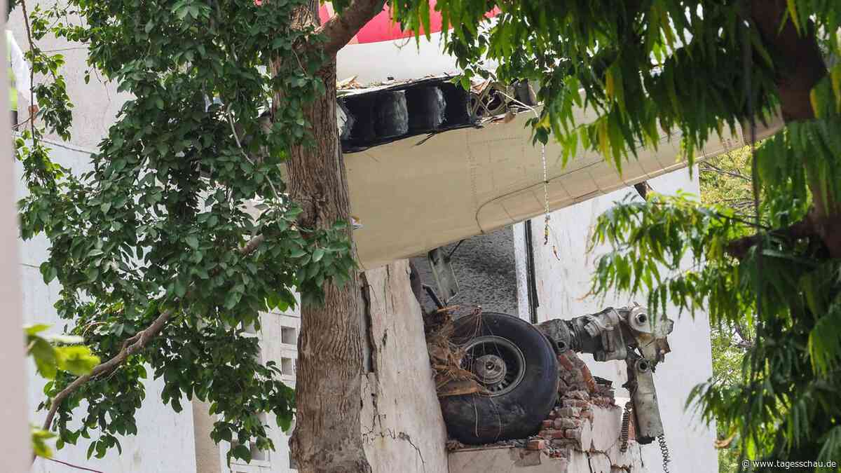 Blackbox nach Flugzeugabsturz in Indien gefunden