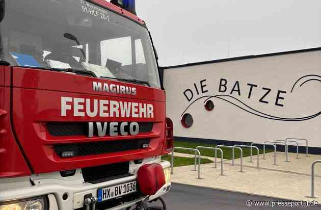 FW Beverungen: Feuerwehr Beverungen übt den Ernstfall im Freibad / Atemschutzträger trainieren unter realistischen Bedingungen