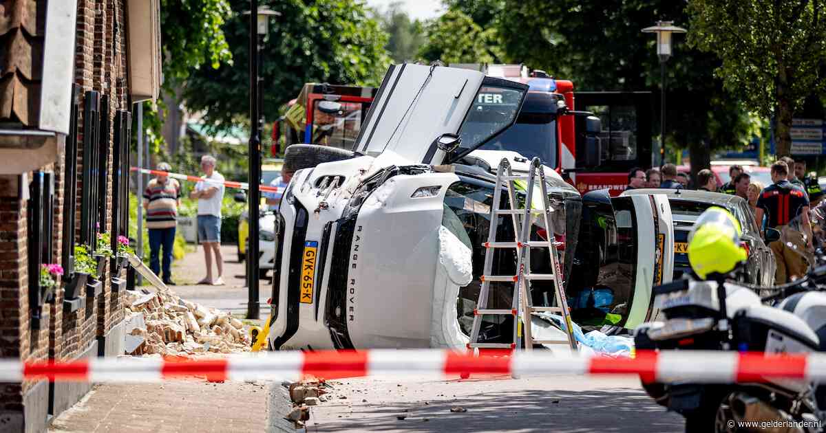 Zomermiddag eindigt dramatisch: auto-ongeluk ruïneert gevel woning 74-jarige