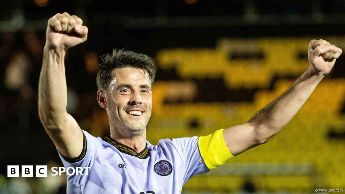 Veteran striker Graham switches Thistle for Bairns