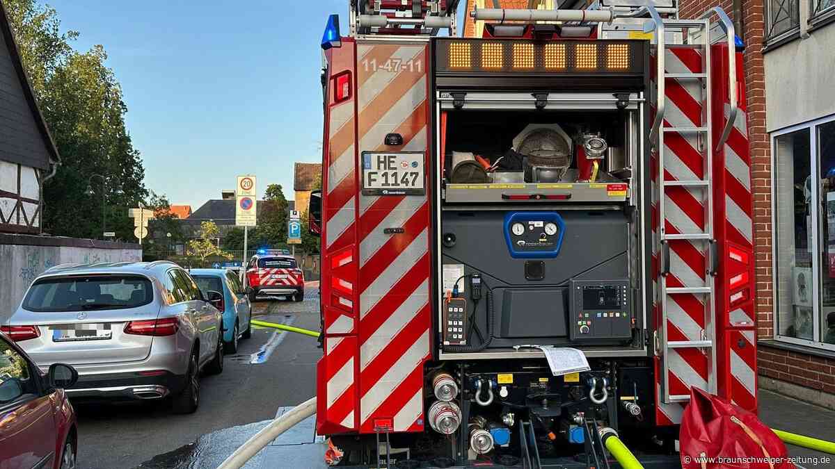 Pkw brennt in Helmstedt – Feuerwehr löscht Fahrzeug auf Hinterhof