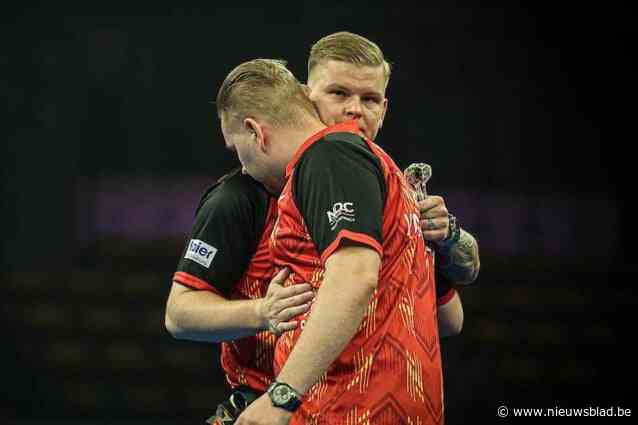 VIDEO. Wat een drama: Mike De Decker en Dimitri Van den Bergh kennen inzinking tegen Filipijnen en liggen uit World Cup of Darts