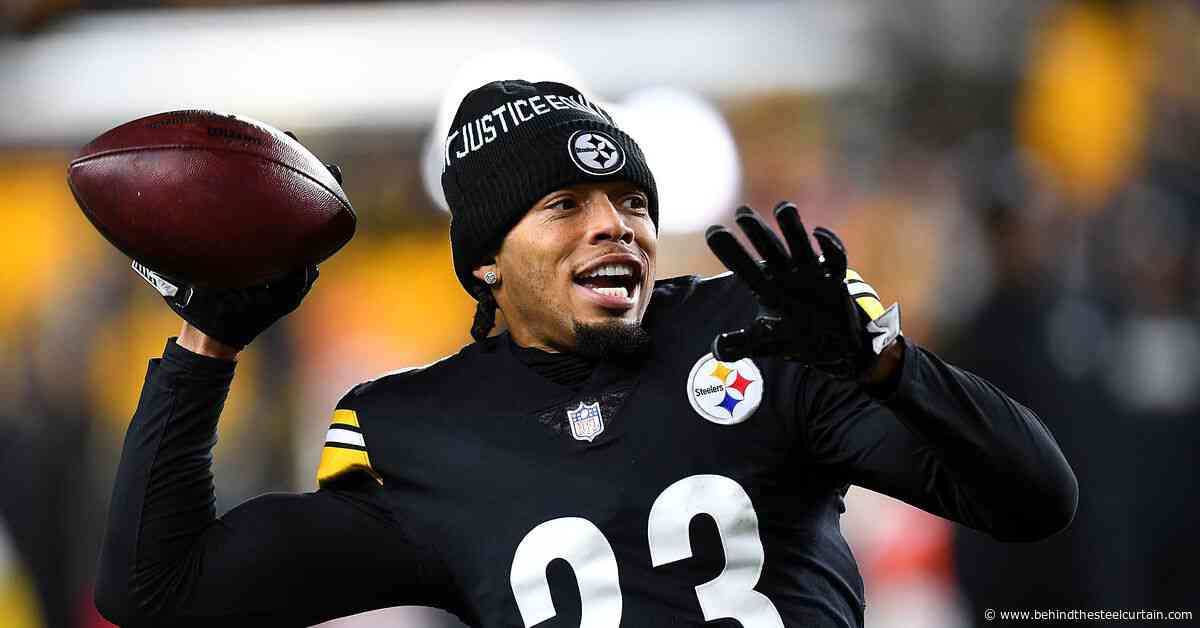 Joe Haden gives advice with Aaron Rodgers