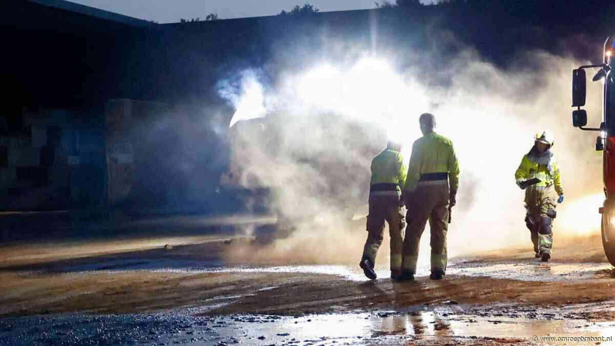 Brand bij kokosverwerker, omstanders zien rook uit loods