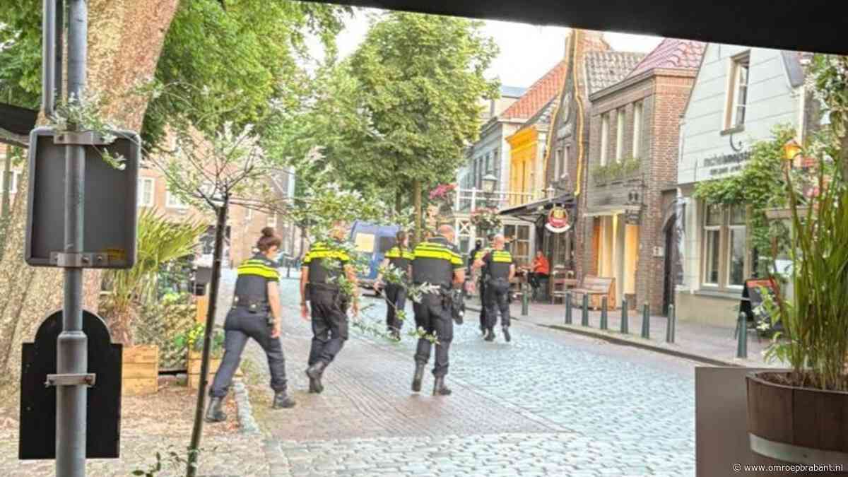 Inval bij café in onderzoek naar drugshandel, bezoekers gecontroleerd
