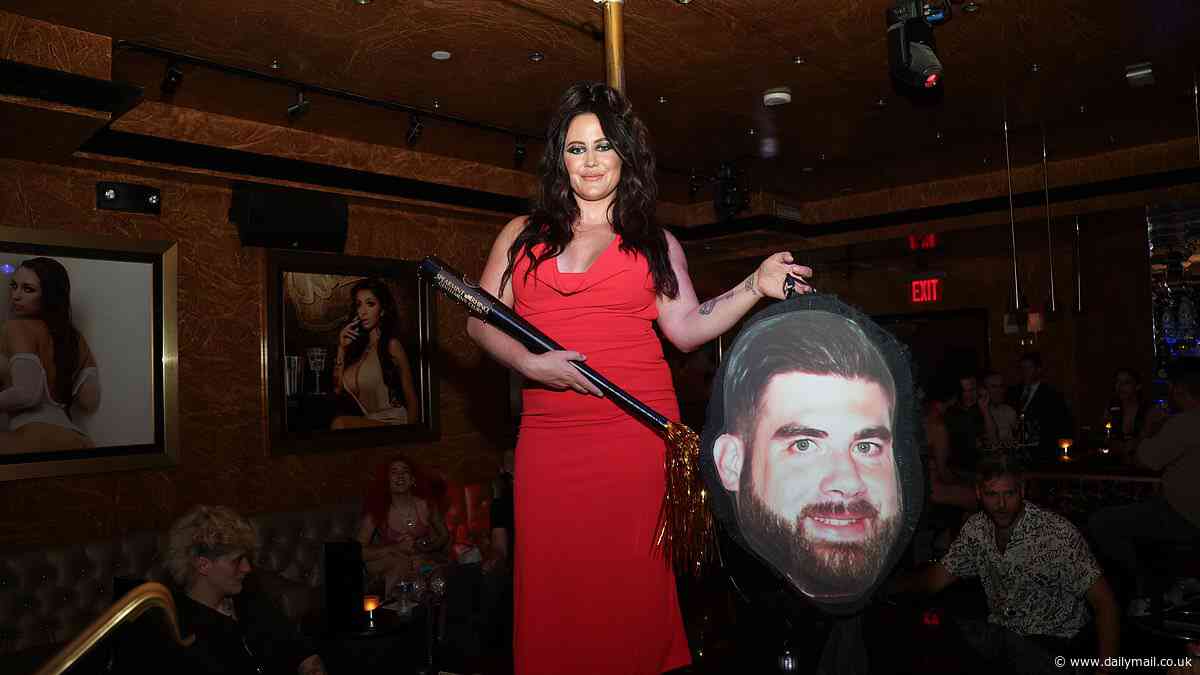 Jenelle Evans takes savage swipe at ex-husband David Eason during wild divorce party at strip club