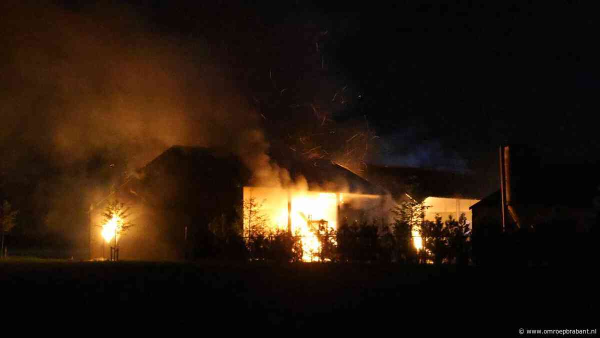Uitslaande brand verwoest grote schuur met landbouwvoertuigen en hooibalen