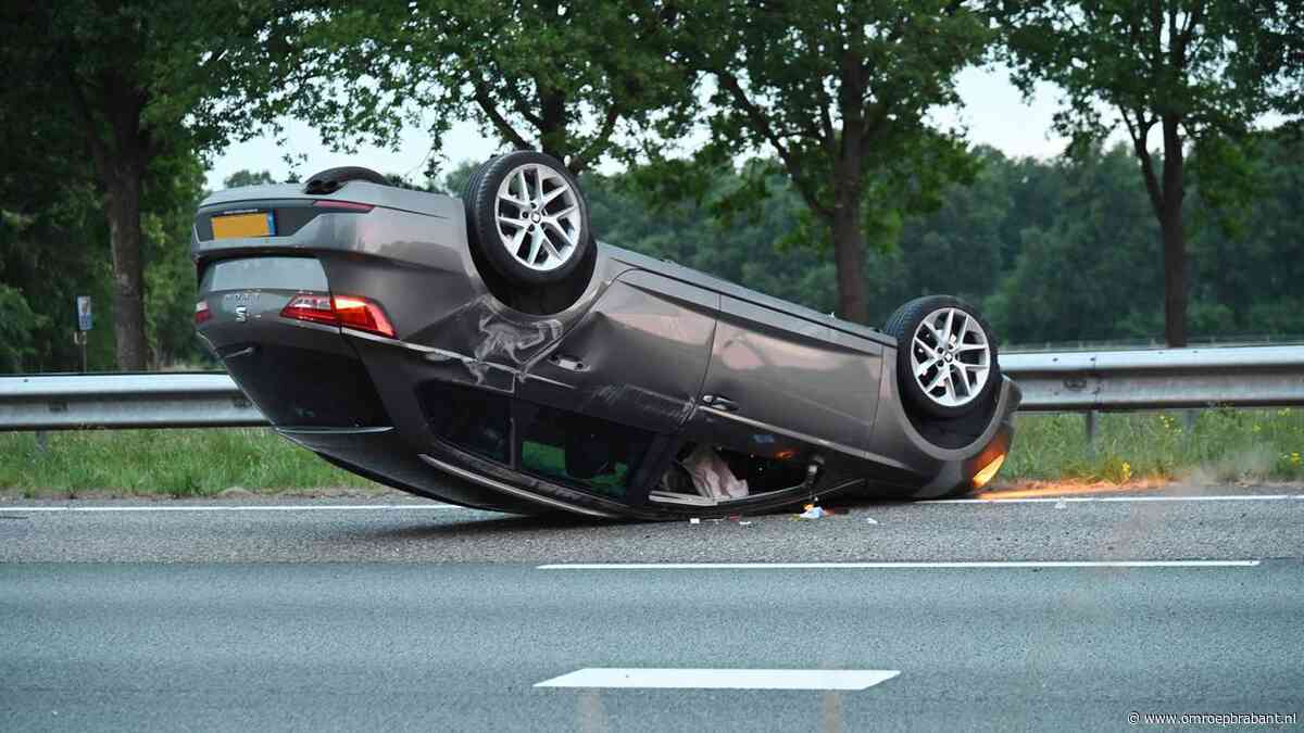 Auto ondersteboven na botsing op A58