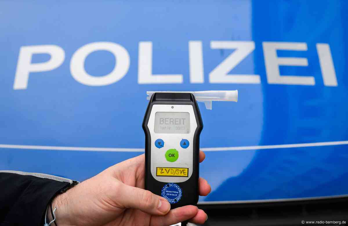 Betrunkener Radler fährt mehrfach gegen Autos