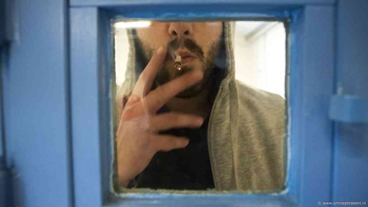 Roken op binnenplaats van politiebureau: anti-rookclub stapt naar rechter