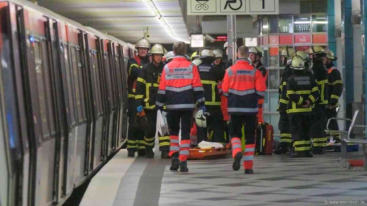 Mann gerät ins Gleisbett und wird von U-Bahn erfasst