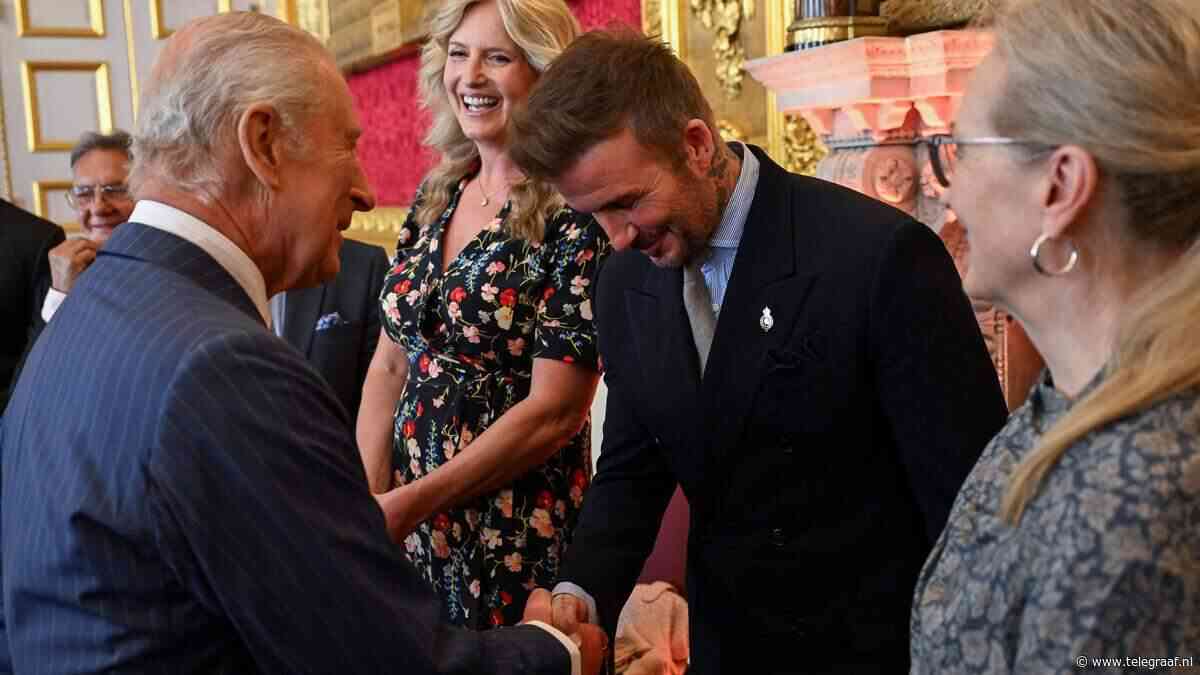 Britse koning Charles slaat voetbalicoon David Beckham tot ridder: ’Ik had dit nooit kunnen denken’