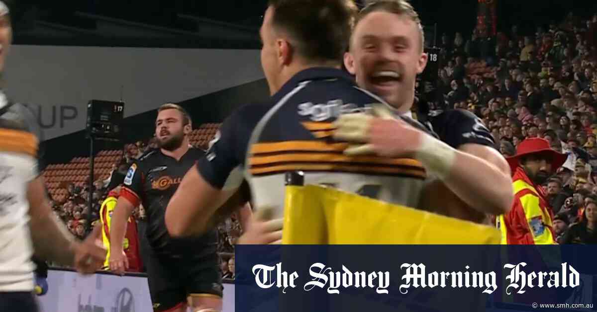 Toole runs over McKenzie for 'special' try