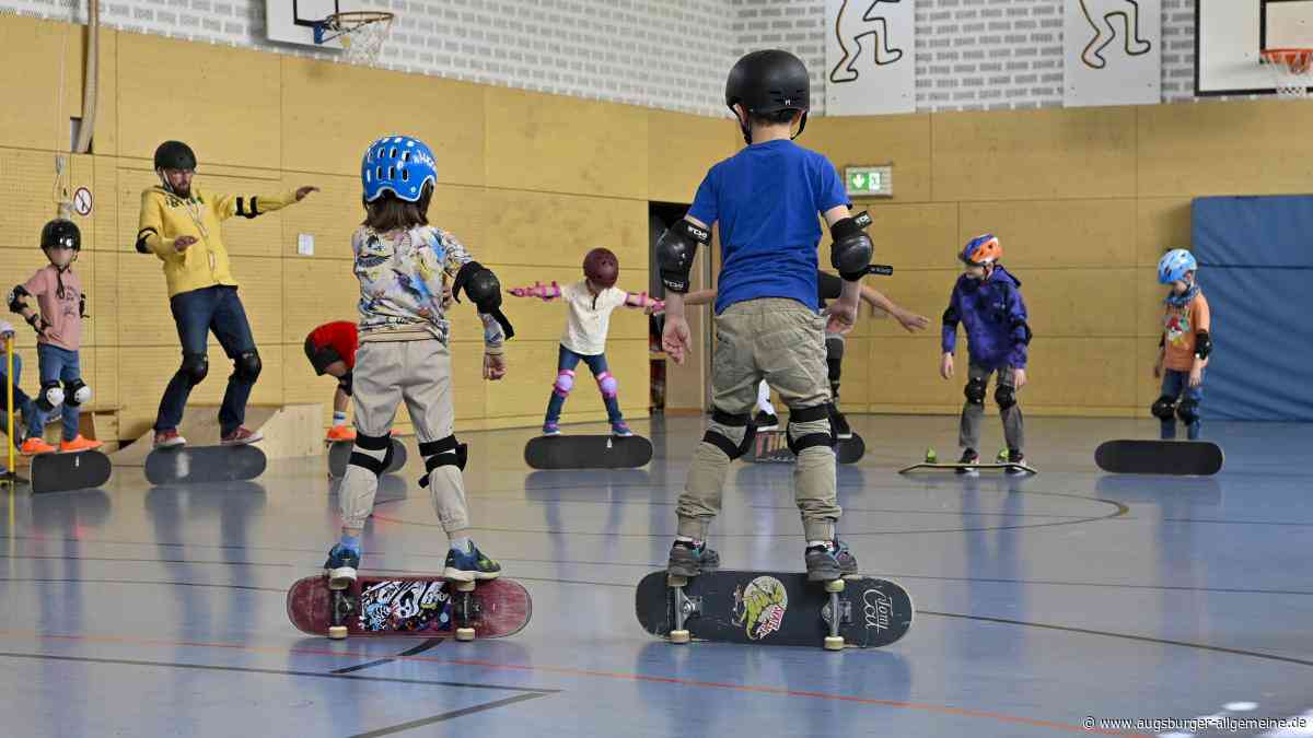 Ab aufs Brett: In der Erpftinger Turnhalle erlernen Kinder das Skateboarden