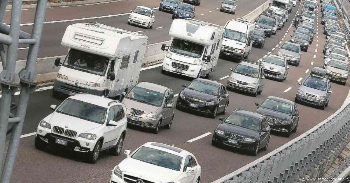 Bus in fiamme sull’autostrada A16: tutti salvi i 28 passeggeri