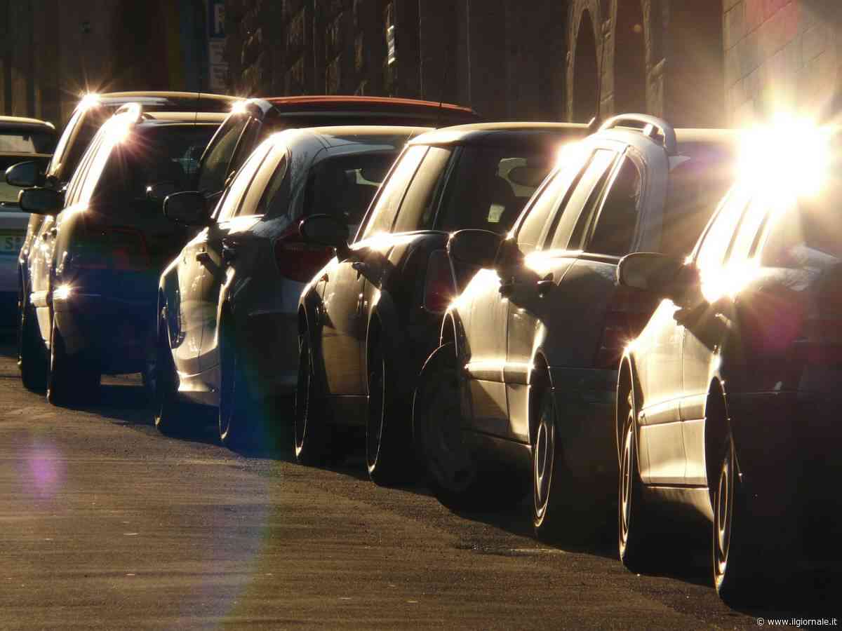 Parcheggi fuori dalle strisce, ecco quando sono leciti: cosa dice il Codice della Strada