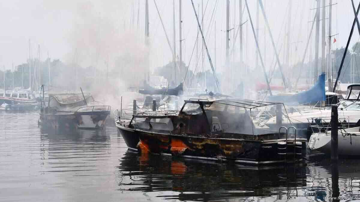 Ontplofte gasfles aan boord in haven bij Arnemuiden zet twee jachten volledig in brand